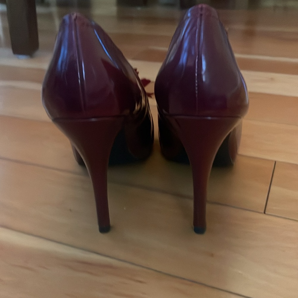 Carlos Santana burgundy platform patent leather pumps w fabric flower detail - Picture 6 of 7